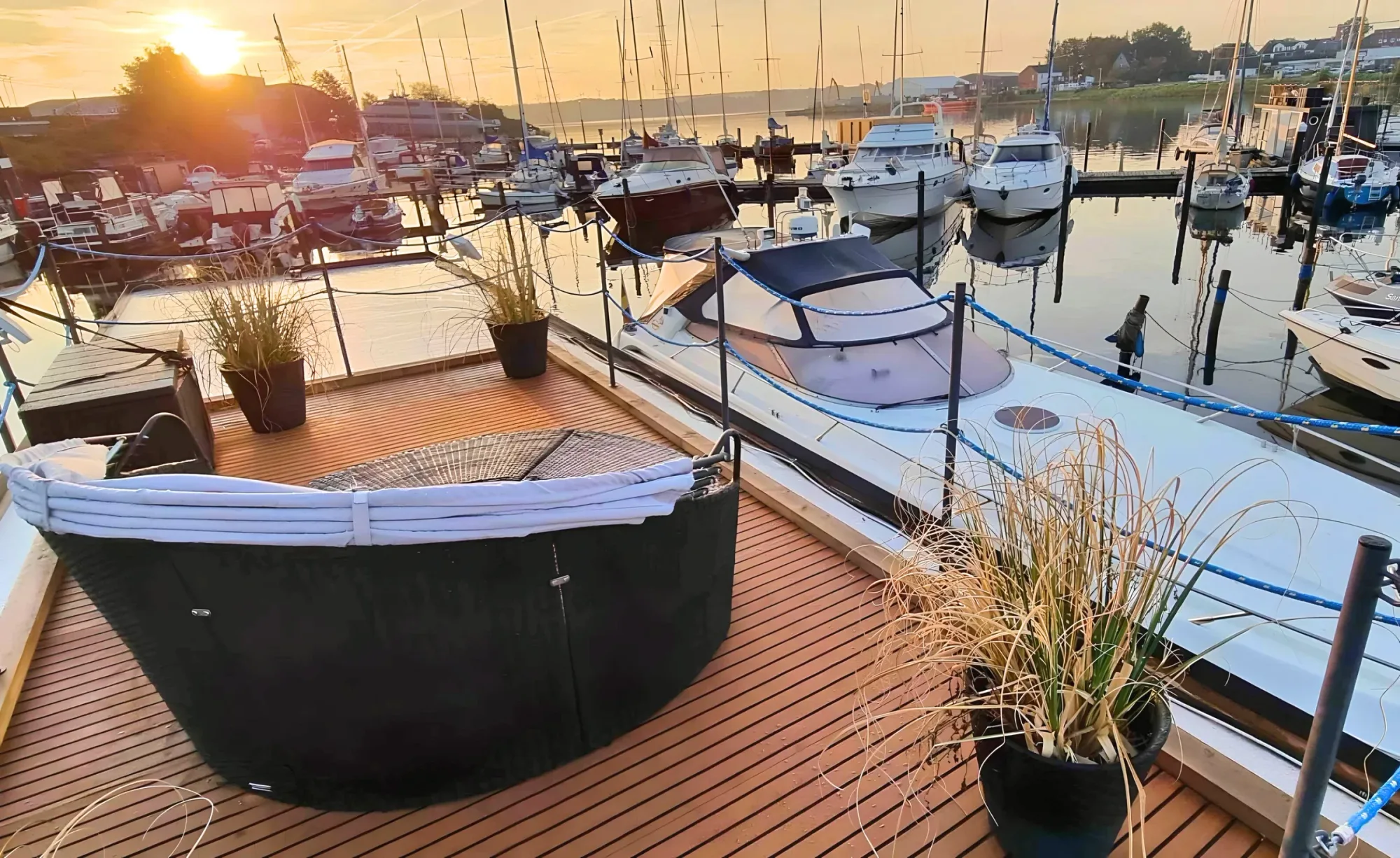 Außenansicht des AHOY Masal am festen Liegeplatz in der Travemarina