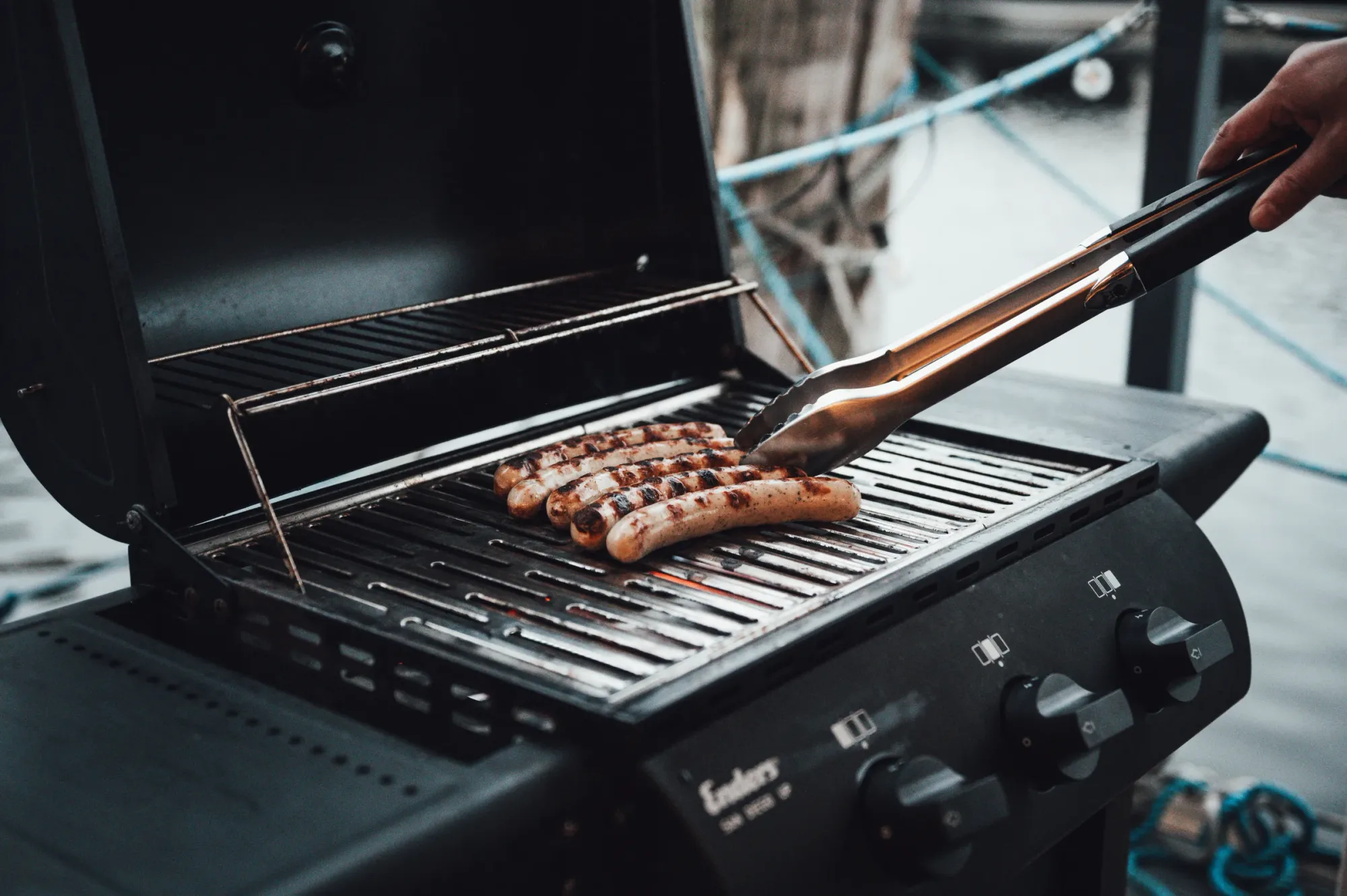 Grill auf der Dachterrasse des AHOY Masal für lange Sommerabende