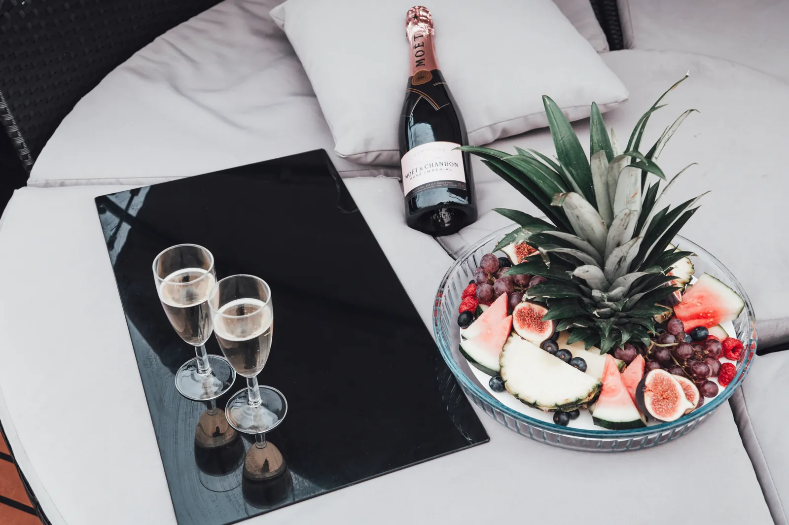 Sekt und frische Früchte auf einem Tablett mit Blick auf die Travemarina