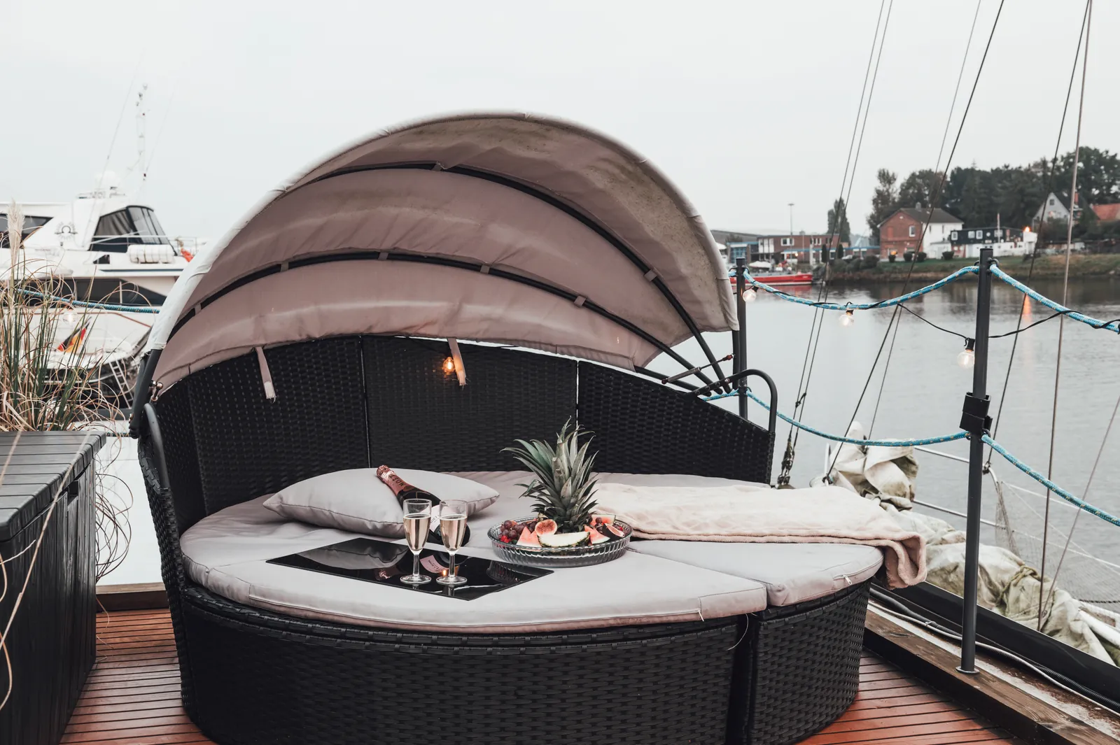 Sonnendeck des Hausboots AHOY Masal in der Travemarina Lübeck